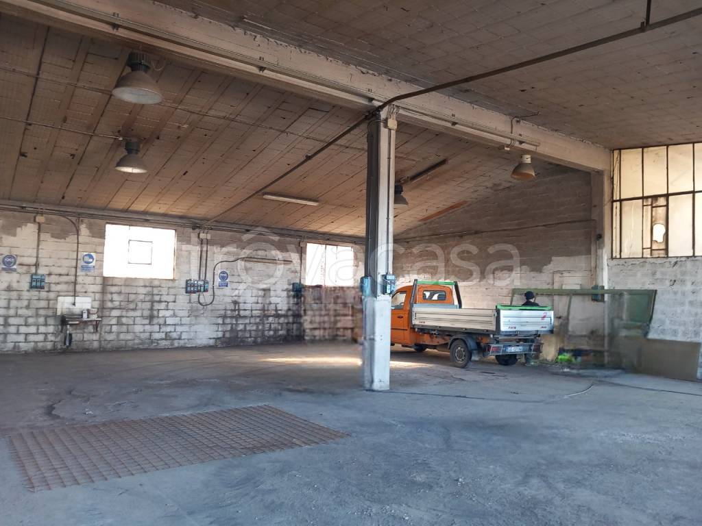 locale commerciale in affitto a Firenze in zona Brozzi