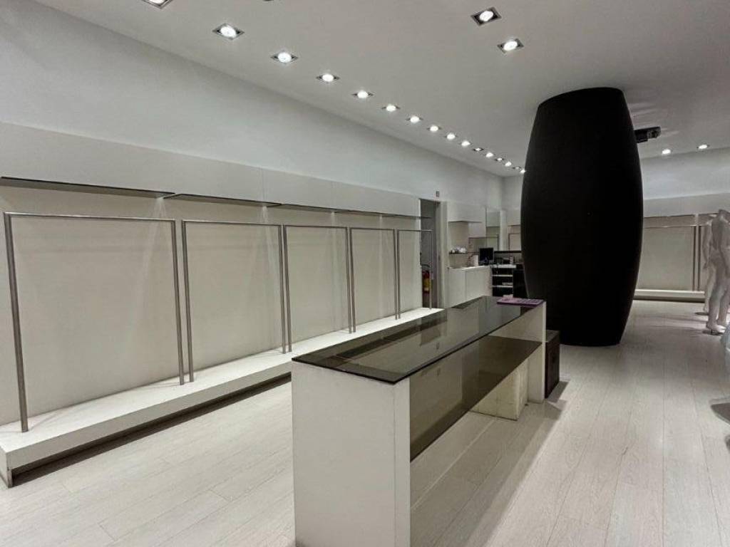 negozio in affitto a Firenze in zona Campo di Marte