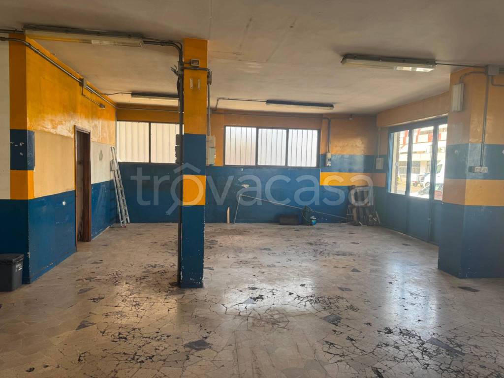 locale commerciale in affitto a Firenze in zona Brozzi