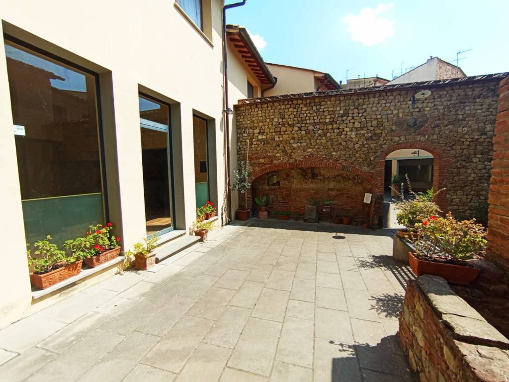 negozio in affitto a Firenze in zona Isolotto