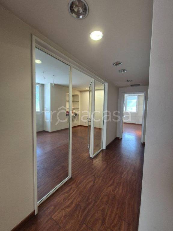 locale commerciale in affitto a Firenze in zona Legnaia