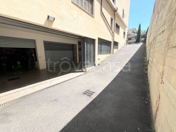 locale commerciale in affitto a Firenze in zona Rovezzano