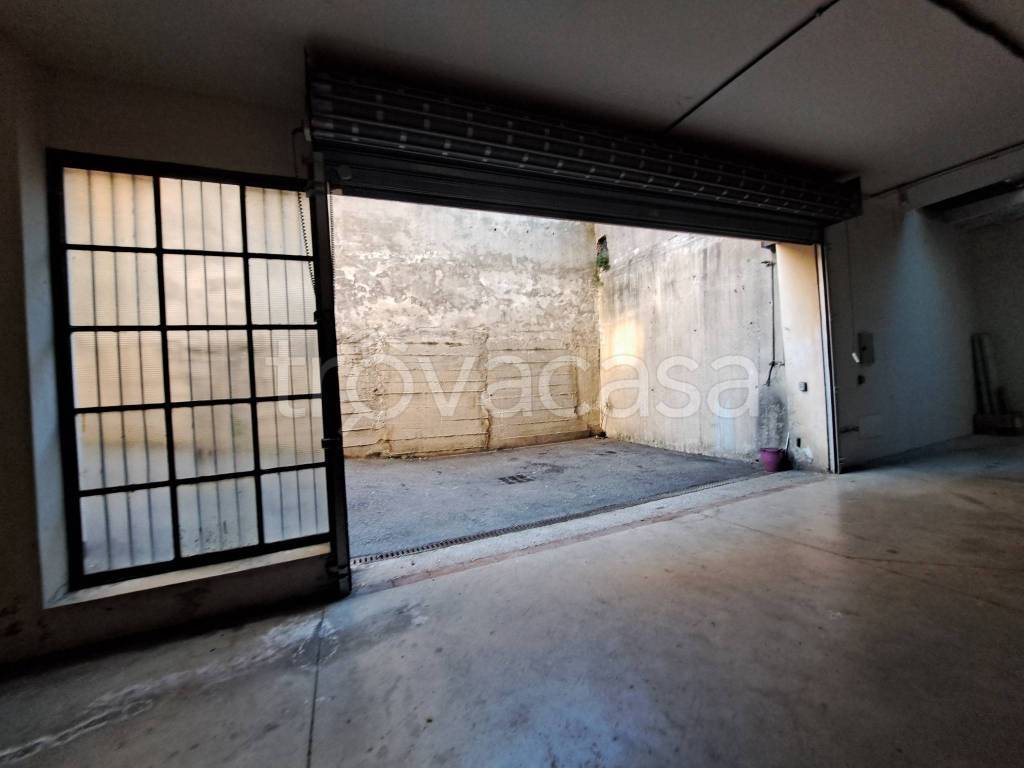 locale commerciale in affitto a Firenze in zona Rovezzano