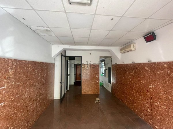 negozio in affitto a Firenze in zona Isolotto