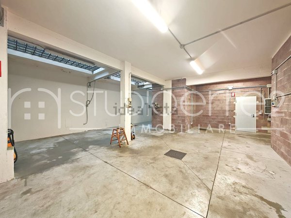 locale commerciale in affitto a Firenze in zona Varlungo