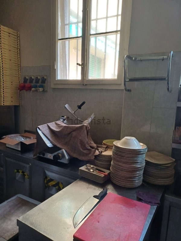negozio in affitto a Firenze in zona Le Cure