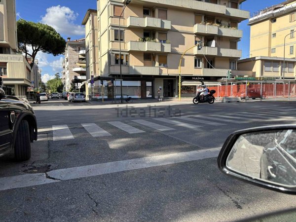 locale commerciale in affitto a Firenze in zona Gavinana