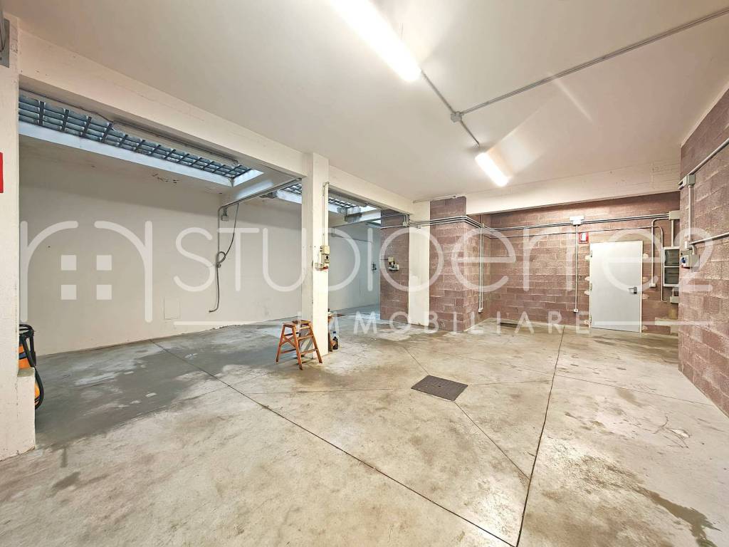 locale commerciale in affitto a Firenze in zona Rovezzano