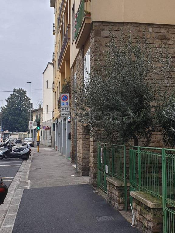 negozio in affitto a Firenze in zona Soffiano