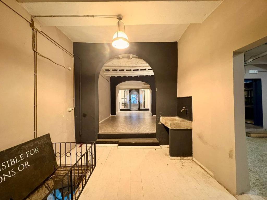 negozio in affitto a Firenze in zona Centro San Frediano