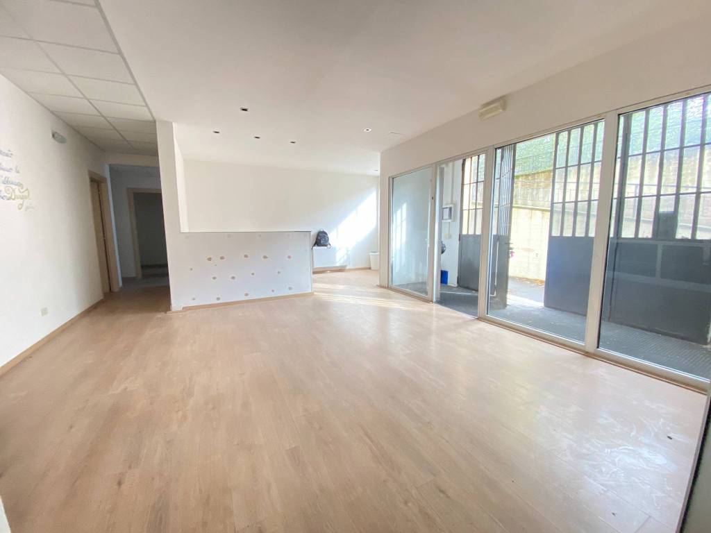locale commerciale in affitto a Firenze in zona Isolotto