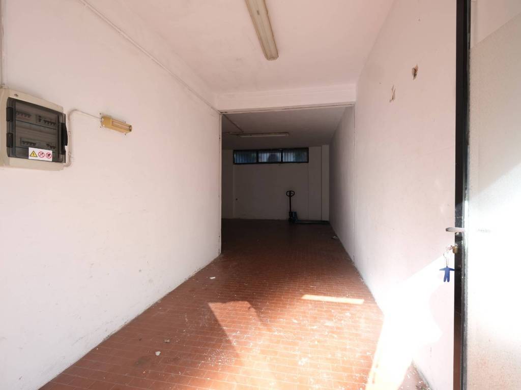 locale commerciale in affitto a Firenze in zona Legnaia