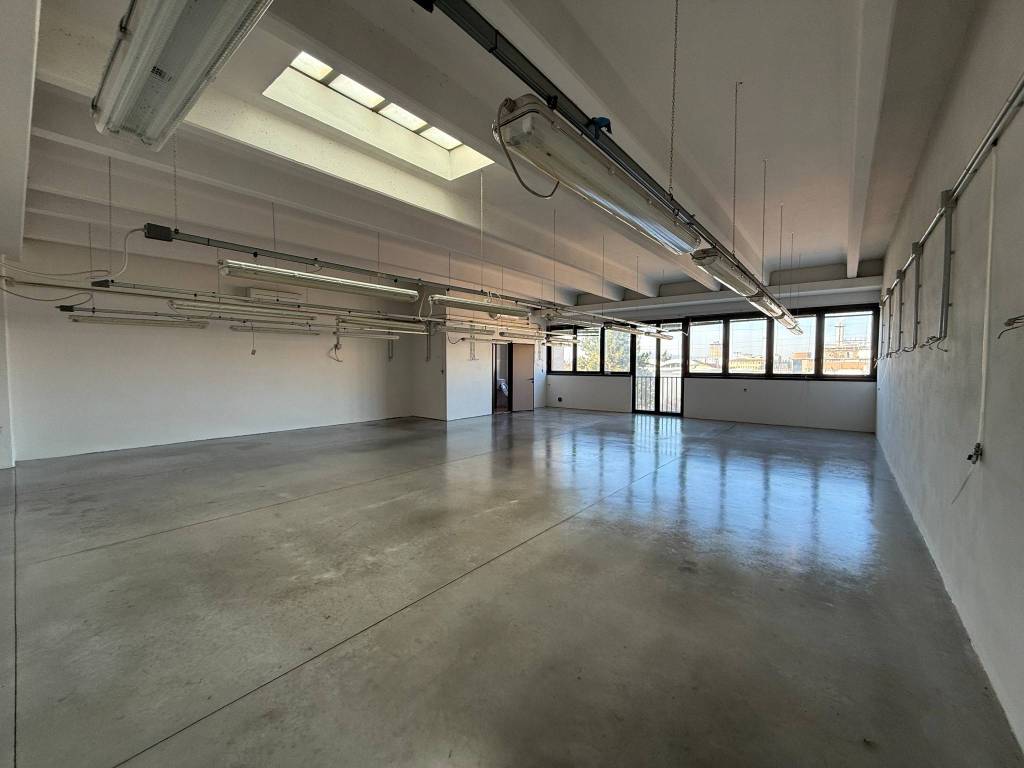 locale commerciale in affitto a Firenze in zona Legnaia