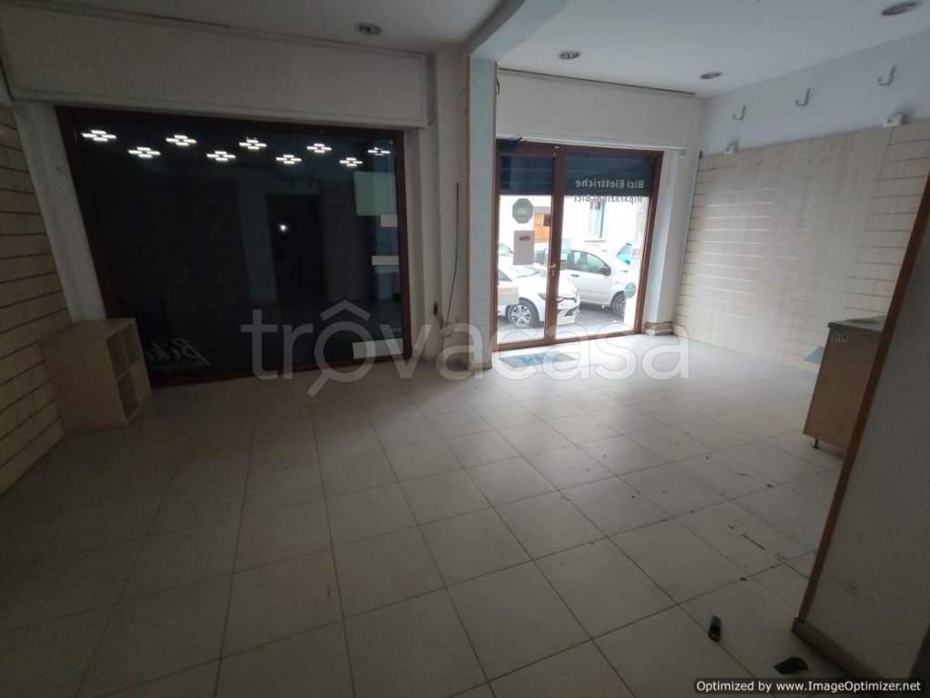 locale commerciale in affitto a Firenze in zona Careggi