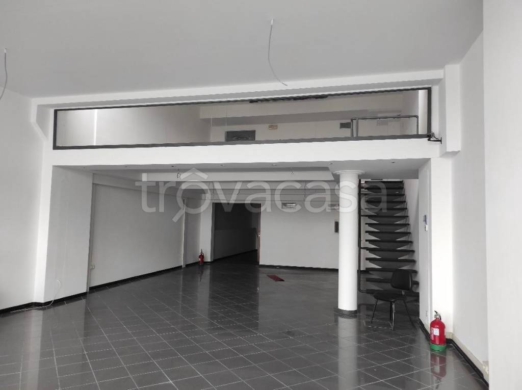 negozio in affitto a Firenze in zona Peretola