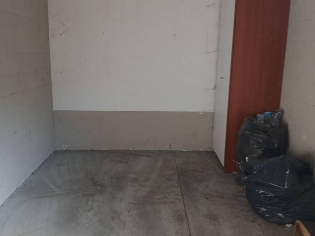 locale commerciale in affitto a Firenze in zona Isolotto