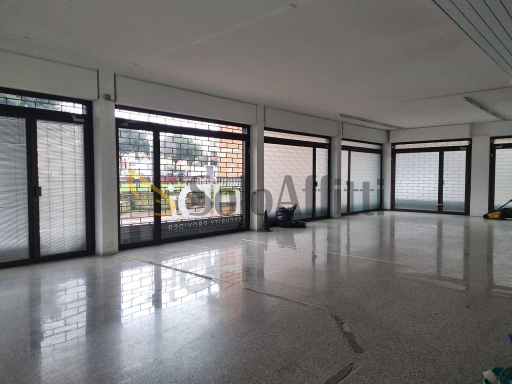 negozio in affitto a Firenze in zona Cintoia