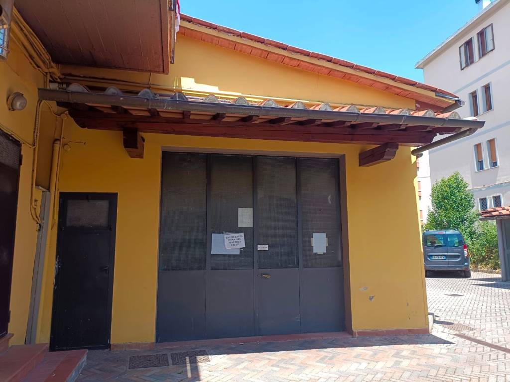 locale commerciale in affitto a Firenze in zona Peretola
