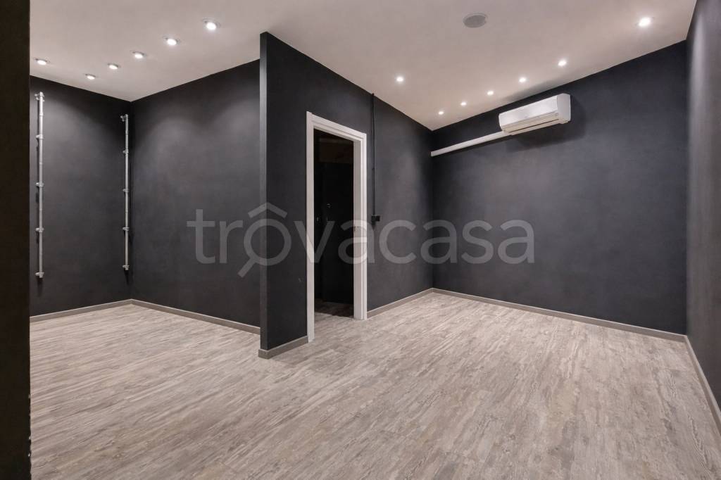 negozio in affitto a Firenze in zona Isolotto