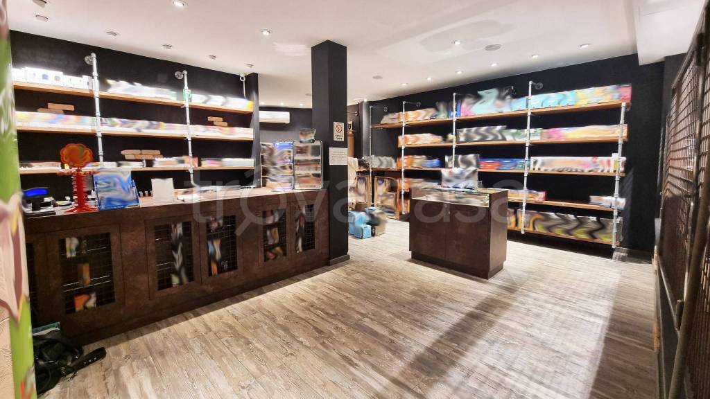 negozio in affitto a Firenze in zona Isolotto