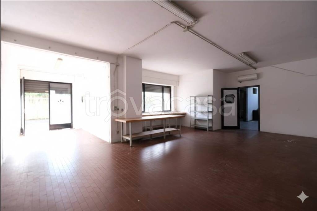 negozio in affitto a Firenze in zona Legnaia