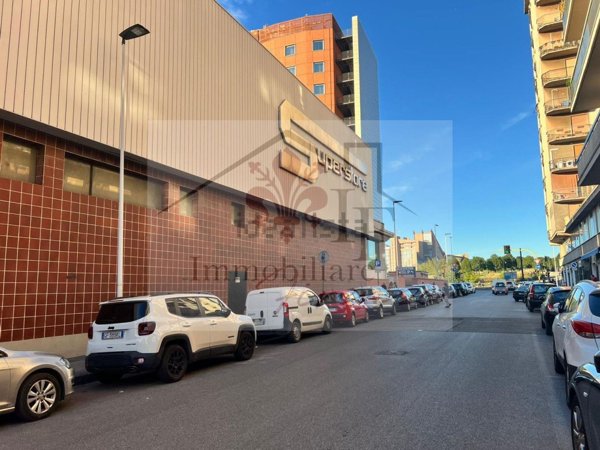 negozio in affitto a Firenze in zona Novoli