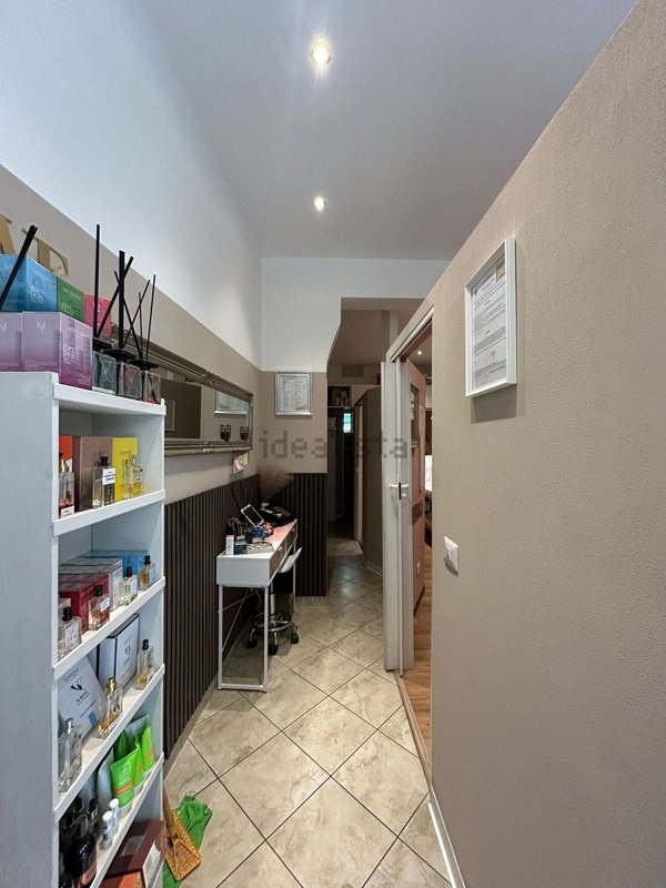 locale commerciale in affitto a Firenze in zona Isolotto