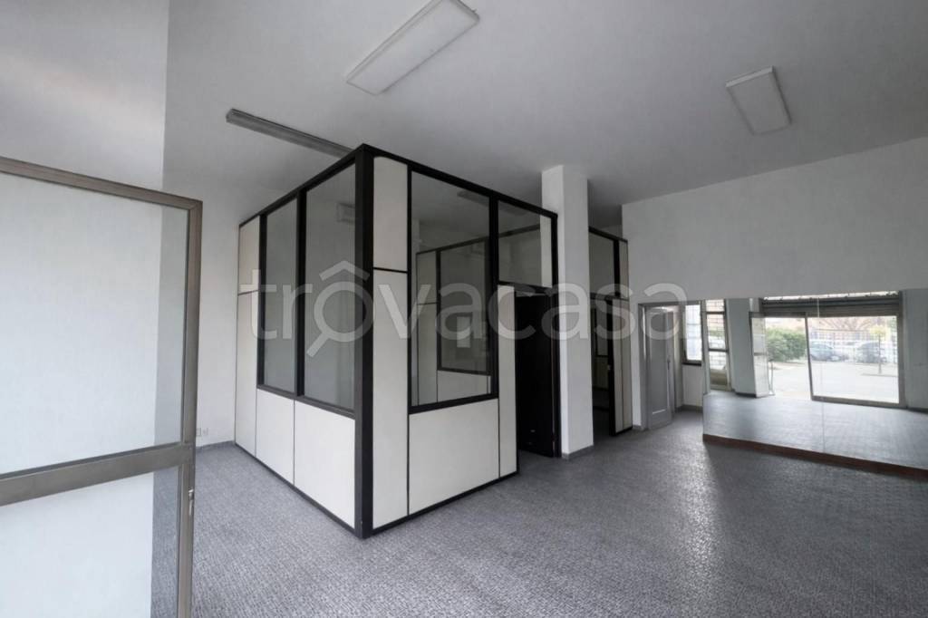 negozio in affitto a Firenze in zona Peretola