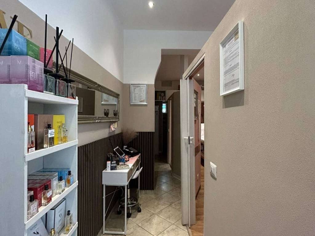 negozio in affitto a Firenze in zona Isolotto