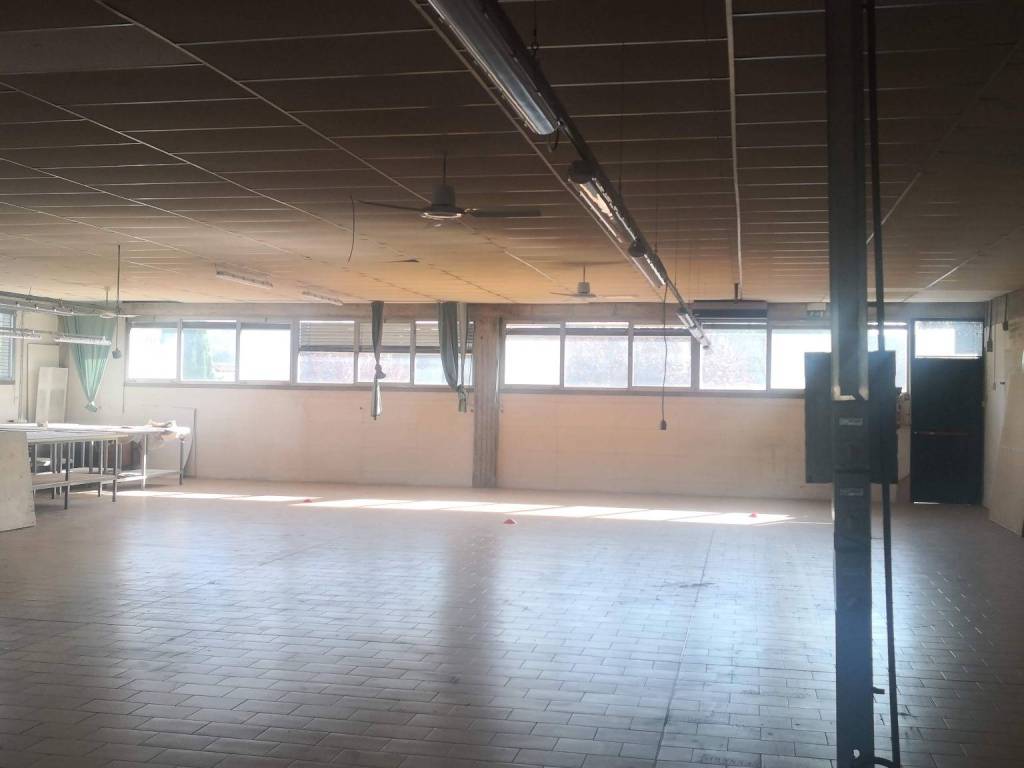 locale commerciale in affitto a Firenze in zona Settignano