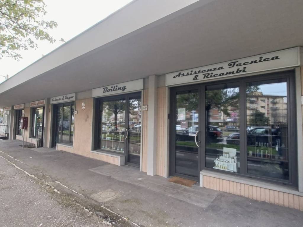 negozio in affitto a Firenze in zona Isolotto