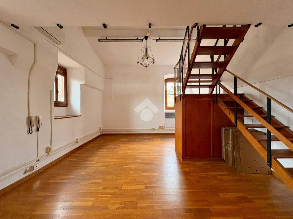 locale commerciale in affitto a Firenze in zona Badia a Ripoli