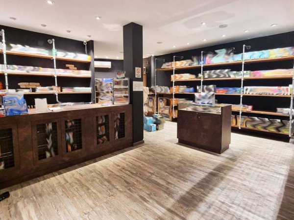 negozio in affitto a Firenze in zona Isolotto