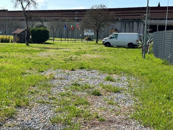 negozio in affitto a Firenze in zona Peretola