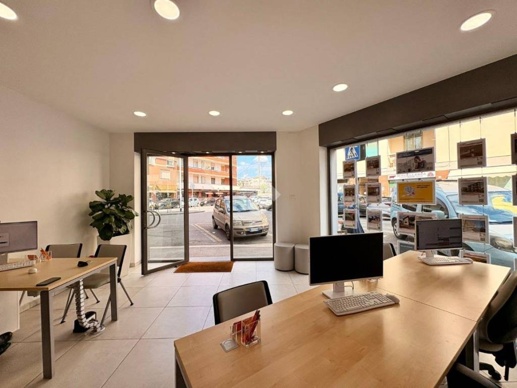 negozio in affitto a Firenze in zona Legnaia