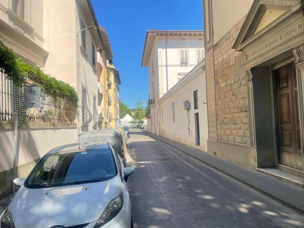 locale commerciale in affitto a Firenze in zona Campo di Marte