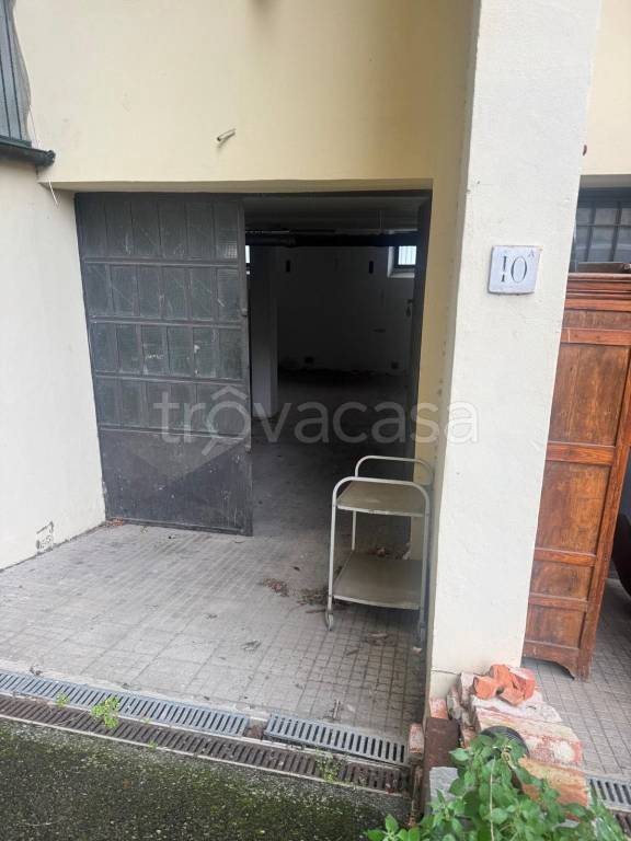 locale commerciale in affitto a Firenze in zona Legnaia