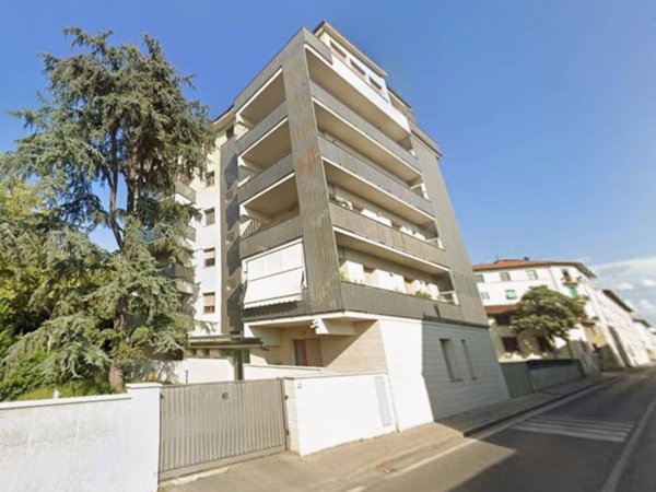 negozio in affitto a Firenze in zona Campo di Marte