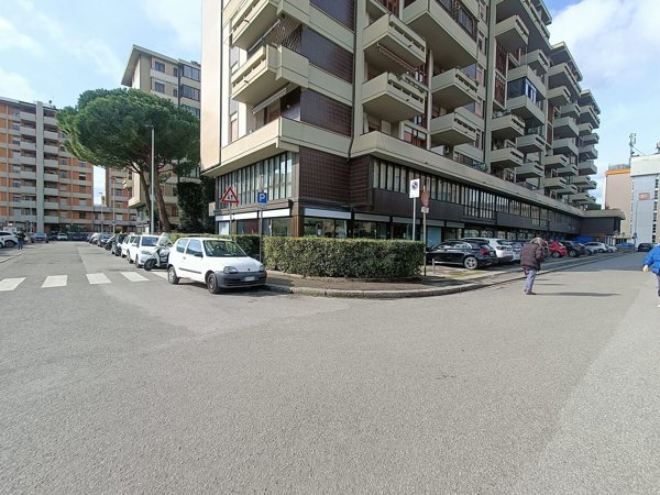locale commerciale in affitto a Firenze in zona Careggi