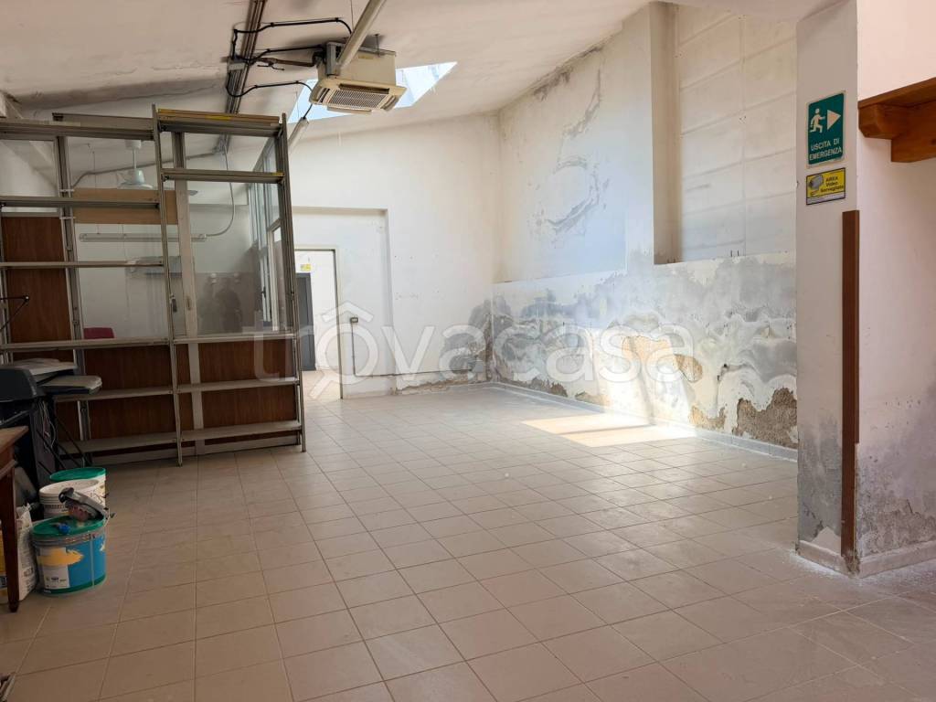 negozio in affitto a Firenze in zona Romito