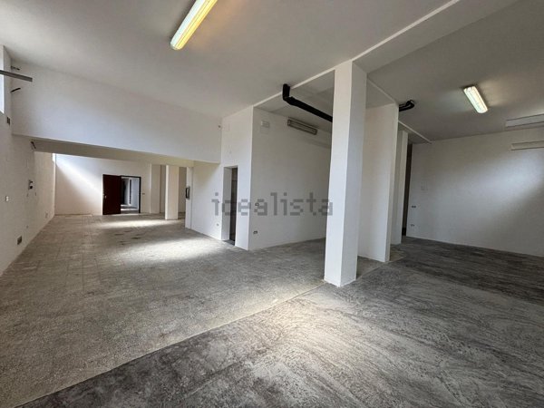 locale commerciale in affitto a Firenze in zona Isolotto
