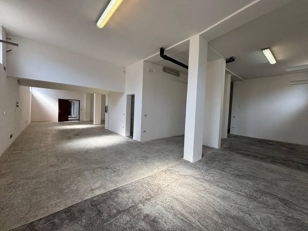 locale commerciale in affitto a Firenze in zona Isolotto