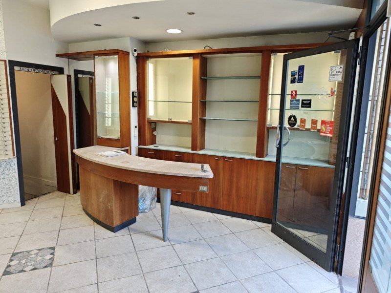 locale commerciale in affitto a Firenze in zona Novoli