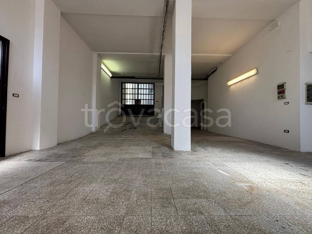 locale commerciale in affitto a Firenze in zona Isolotto