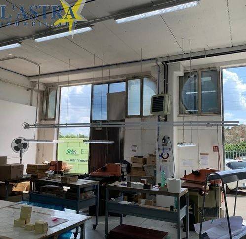 locale commerciale in affitto a Lastra a Signa