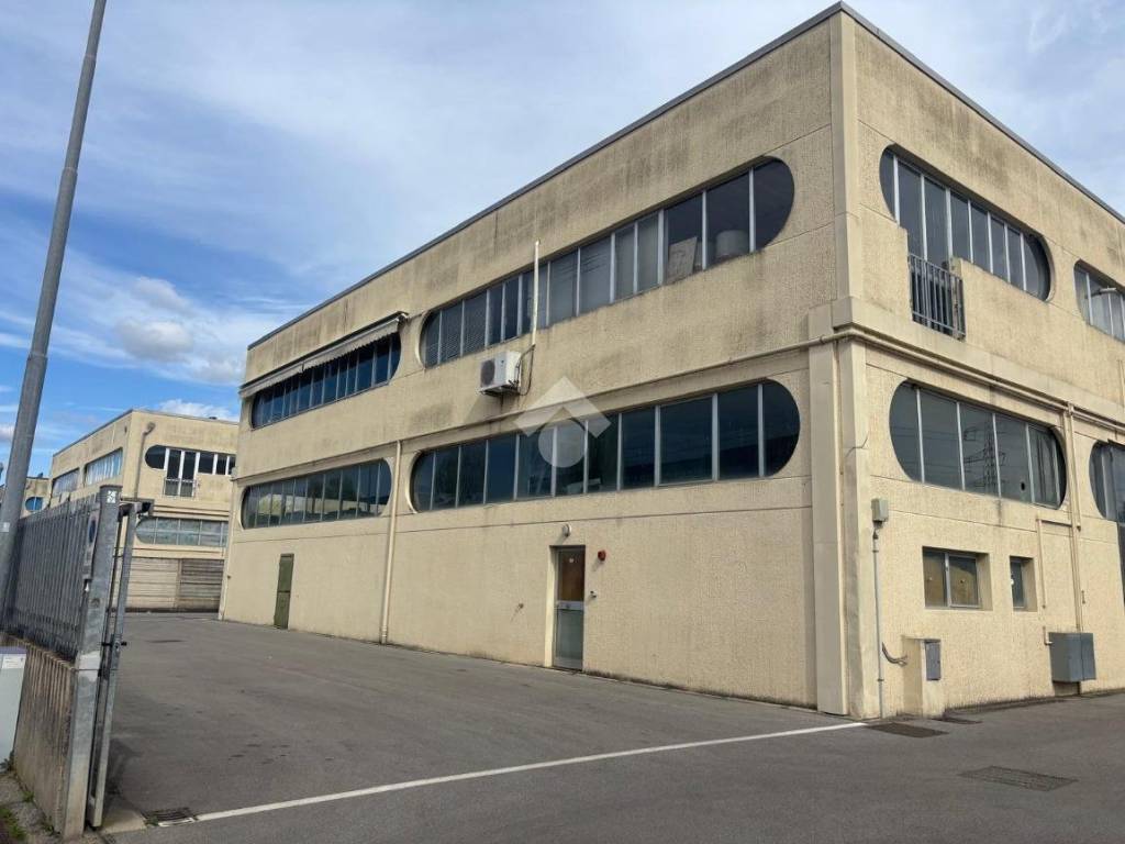 locale commerciale in affitto a Lastra a Signa in zona Stagno