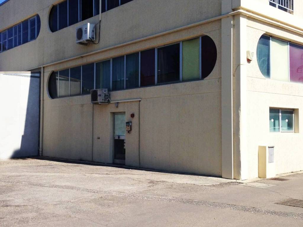 locale commerciale in affitto a Lastra a Signa in zona Stagno