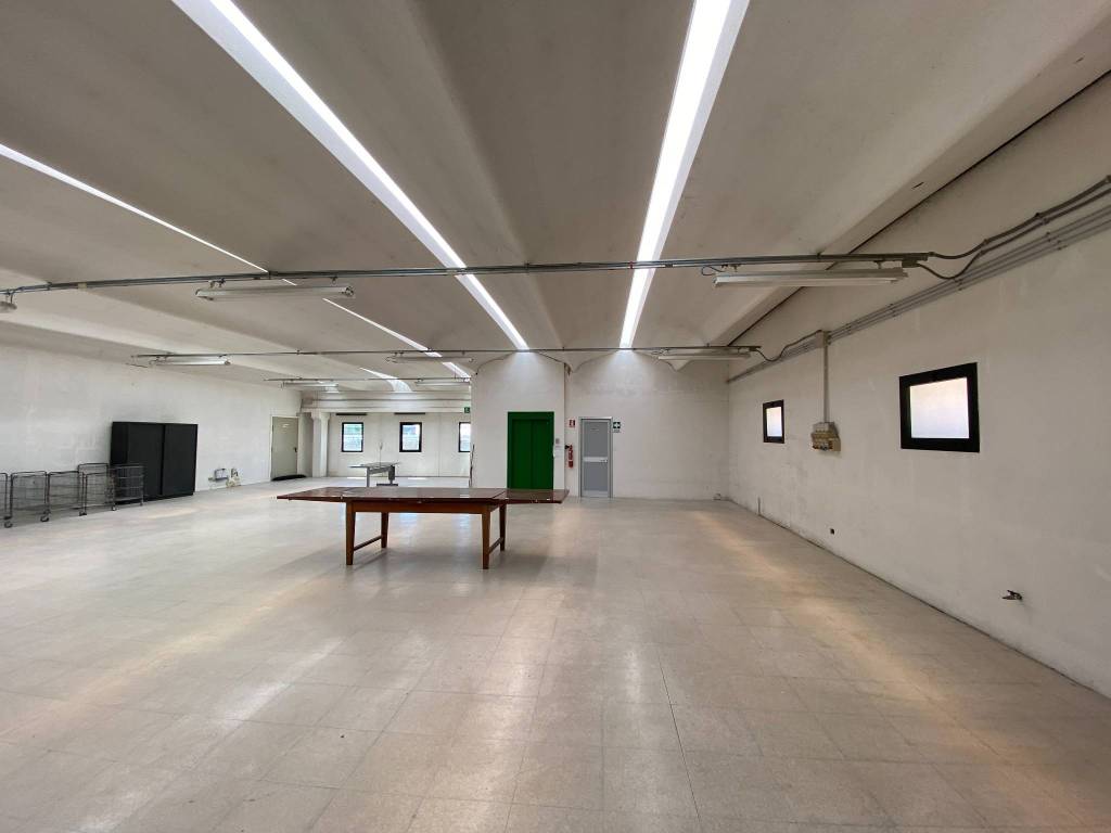 locale commerciale in affitto a Lastra a Signa in zona Ginestra Fiorentina