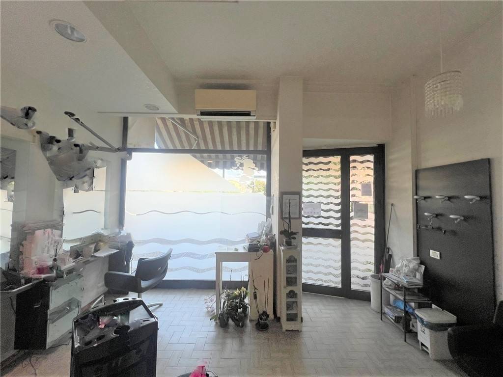 negozio in vendita a Scandicci in zona Badia a Settimo