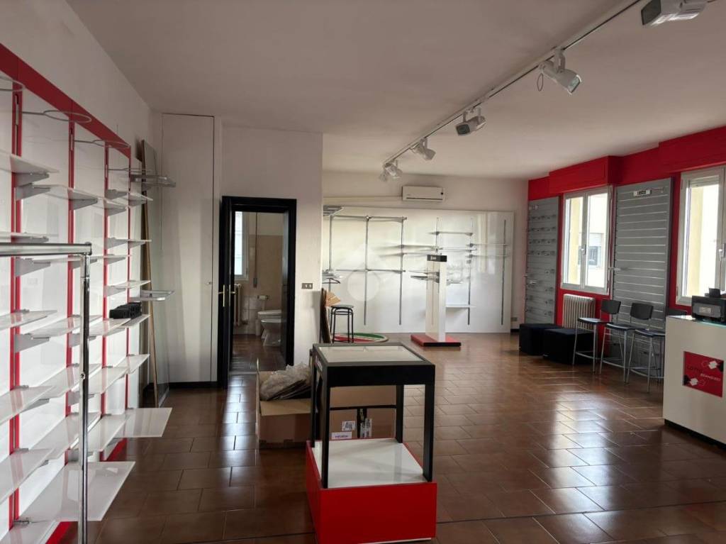 locale commerciale in affitto a Scandicci